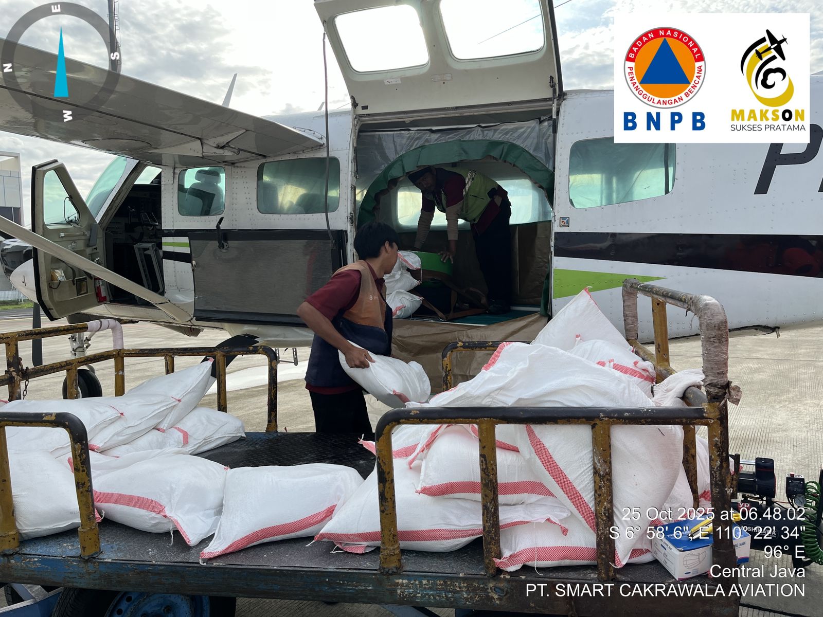 Tim menyiapkan bahan semai untuk OMC. (BeritaNasional/BNPB)