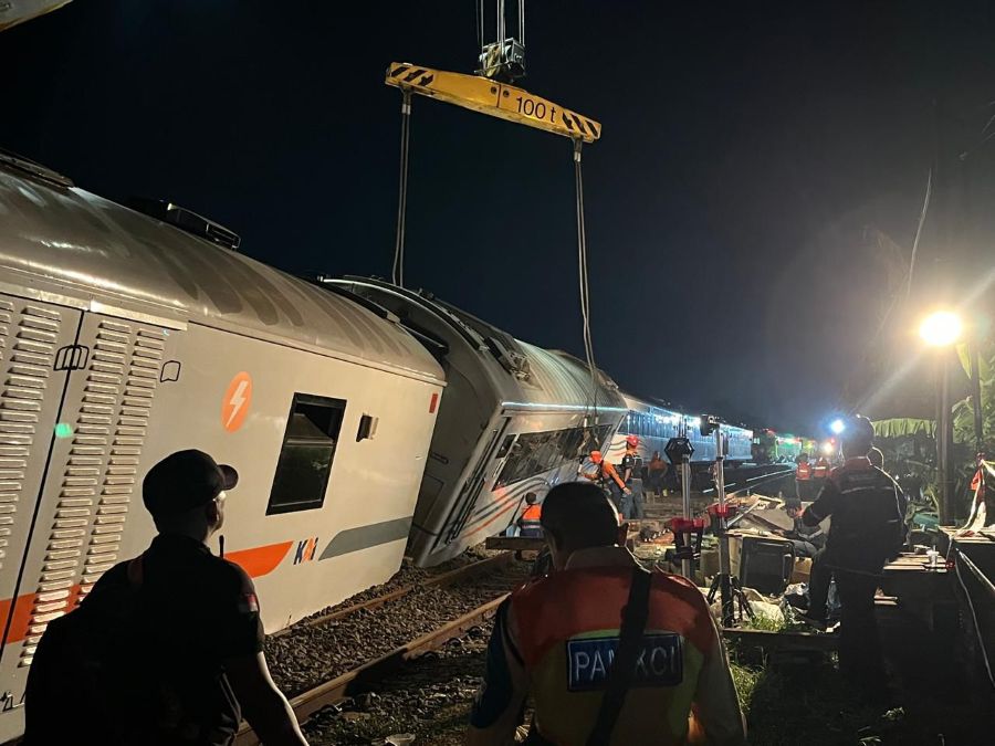 Kereta Api Purwojaya rute Cilacap–Gambir anjlok di Bekasi. (Foto/doc. Polri)
