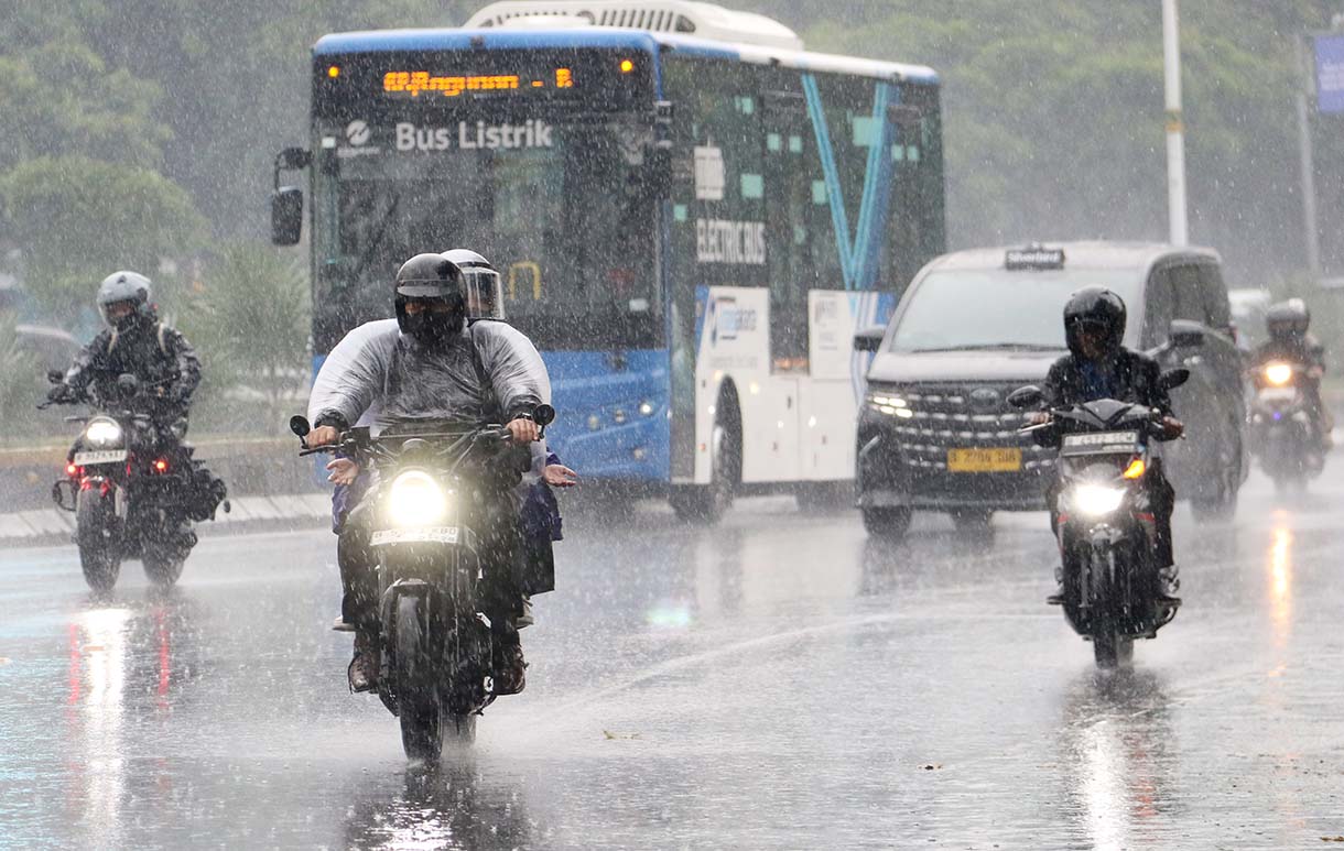 Kendaraan menerobos hujan di Jalan Jenderal Sudirman, Jakarta, Sabtu (18/10/2025). (Beritanasional.com/Oke Atmaja)