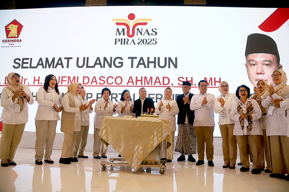 Ketua Harian Partai Gerindra menerima kejutan hari ulang tahunnya. (BeritaNasional/Elvis Sendouw)