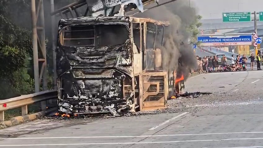 Bus Damri Terbakar di Tol JORR Jatiasih, Seluruh Penumpang Selamat. (Foto/istimewa)