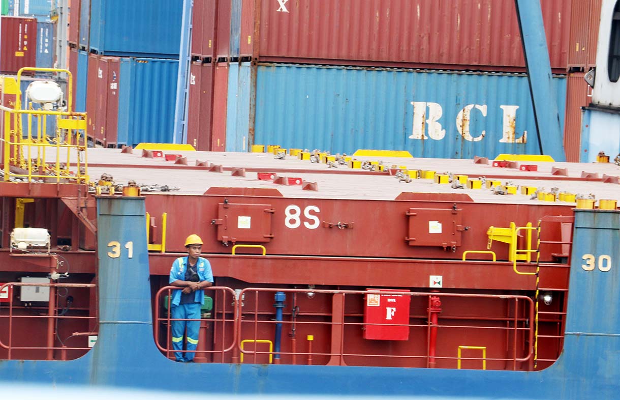 Pekerja berdiri di peti kemas di Pelabuhan Tanjung Priok, Jakara,Jumat(3/10/2025).  (Beritanasional.com/Oke Atmaja)