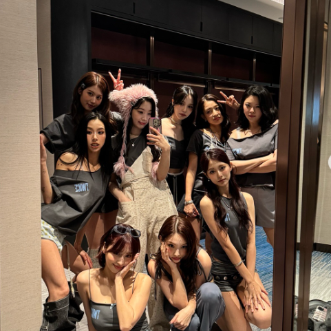 Catat rekor, "This Is For" TWICE bertahan selama 15 minggu di Top 200 Albums Billboard. (Foto/@twicetargram)