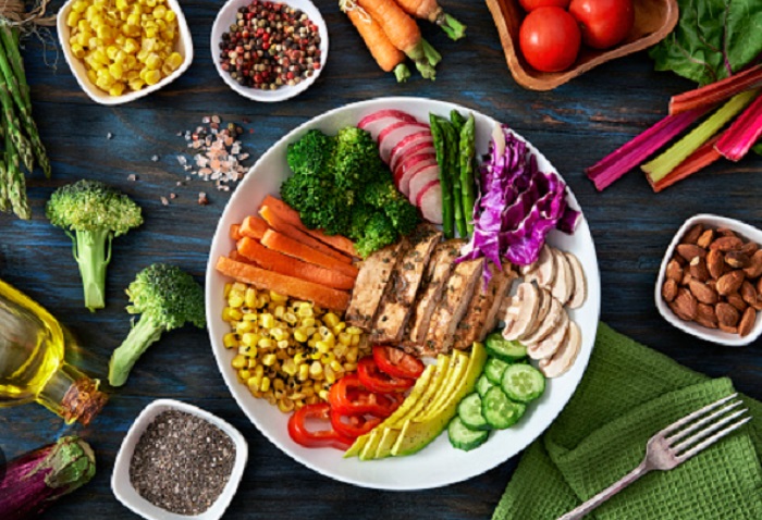 Konsumsi nutrisi seimbang (Foto/Unsplash)