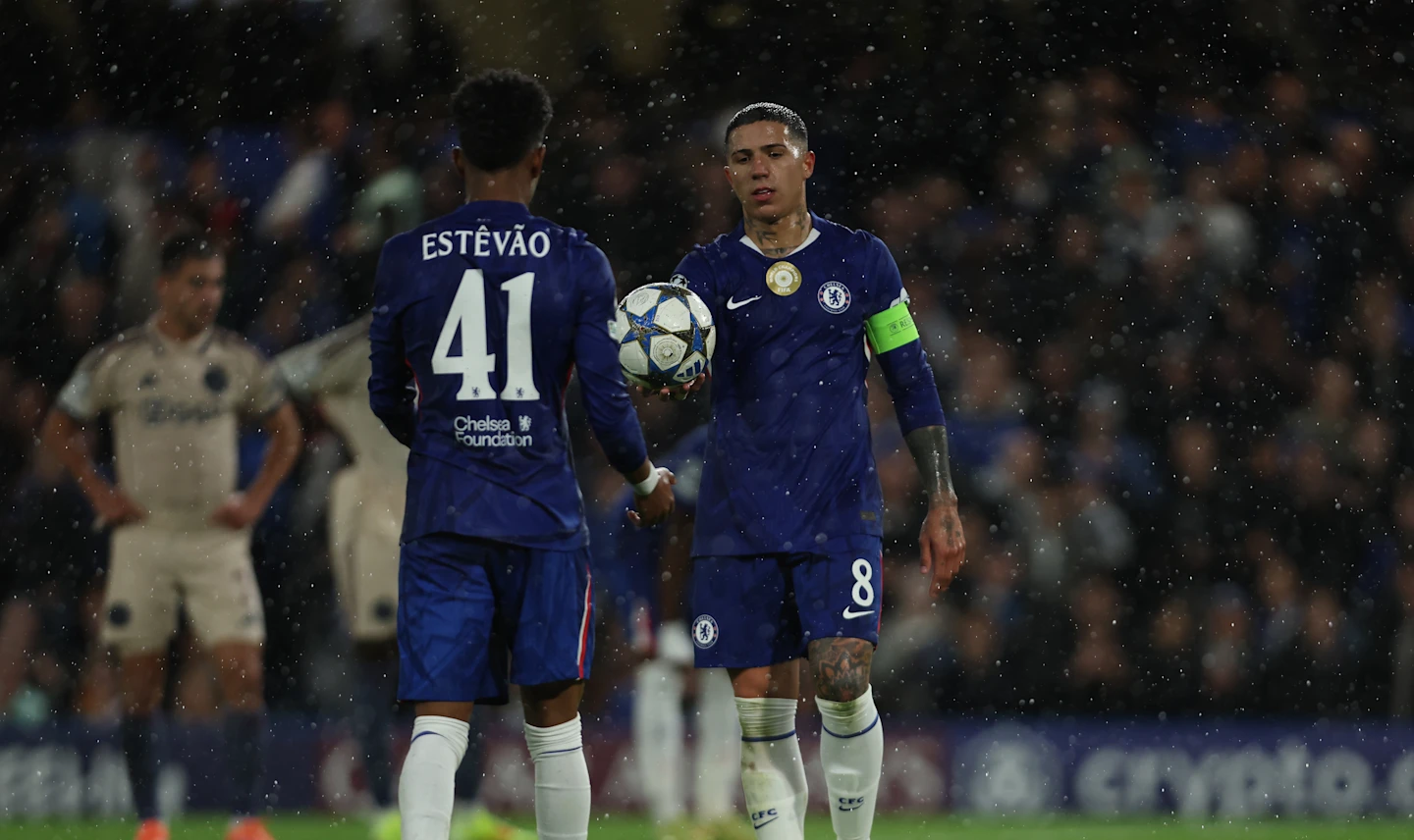 Kapten Chelsea Enzo Fernandes bersama rekan setim, Estevao. (Foto/chelseafc.com)