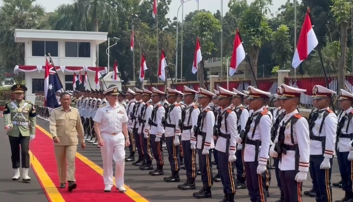 Chief of Defence Force Australia Admiral David Johnston (kanan) disambut di Kantor Kemhan. (Foto/Istimewa)