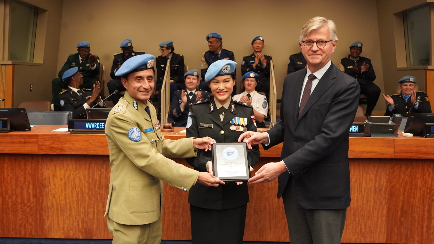 Polwan anggota Divhubinter Polri Brigadir Renita Rismayanti (tengah) meraih penghargaan dari PBB. (Foto/Istimewa)