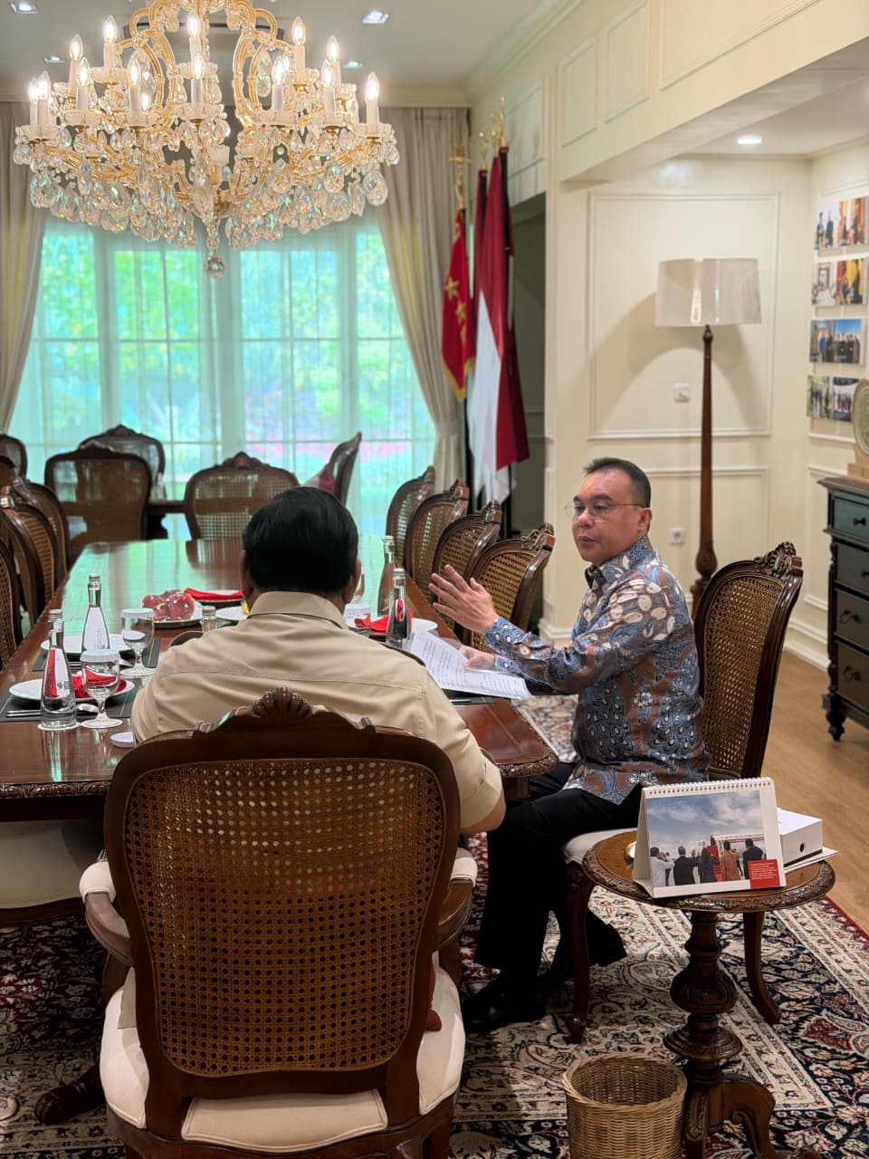 Wakil Ketua DPR RI Sufmi Dasco Ahmad berdiskusi dengan Presiden Prabowo Subianto di Jakarta. (BeritaNasional/Setpres)