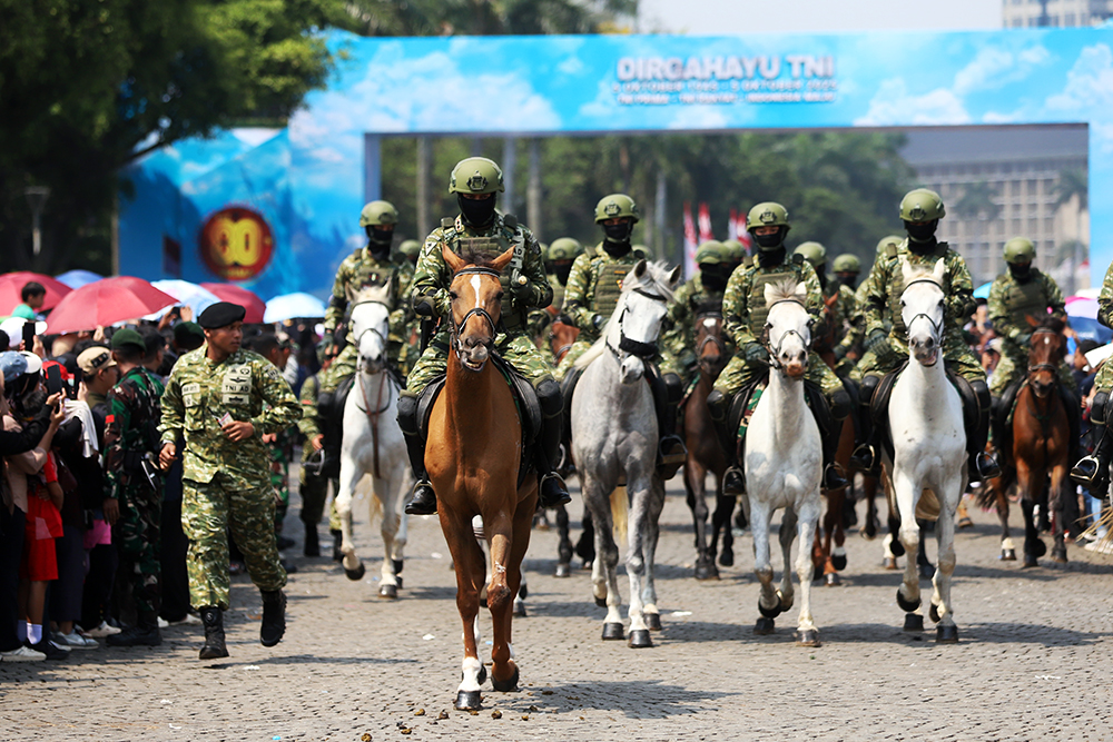 Defile pasukan pada saat HUT TNI ke 80. (BeritaNasional/Elvis Sendouw)