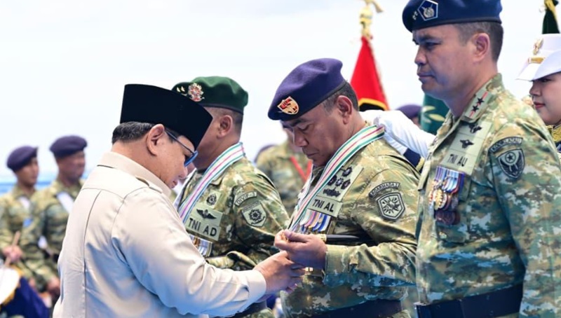 Presiden Prabowo sematkan tanda kehormatan (Foto/Sekretariat Presiden)