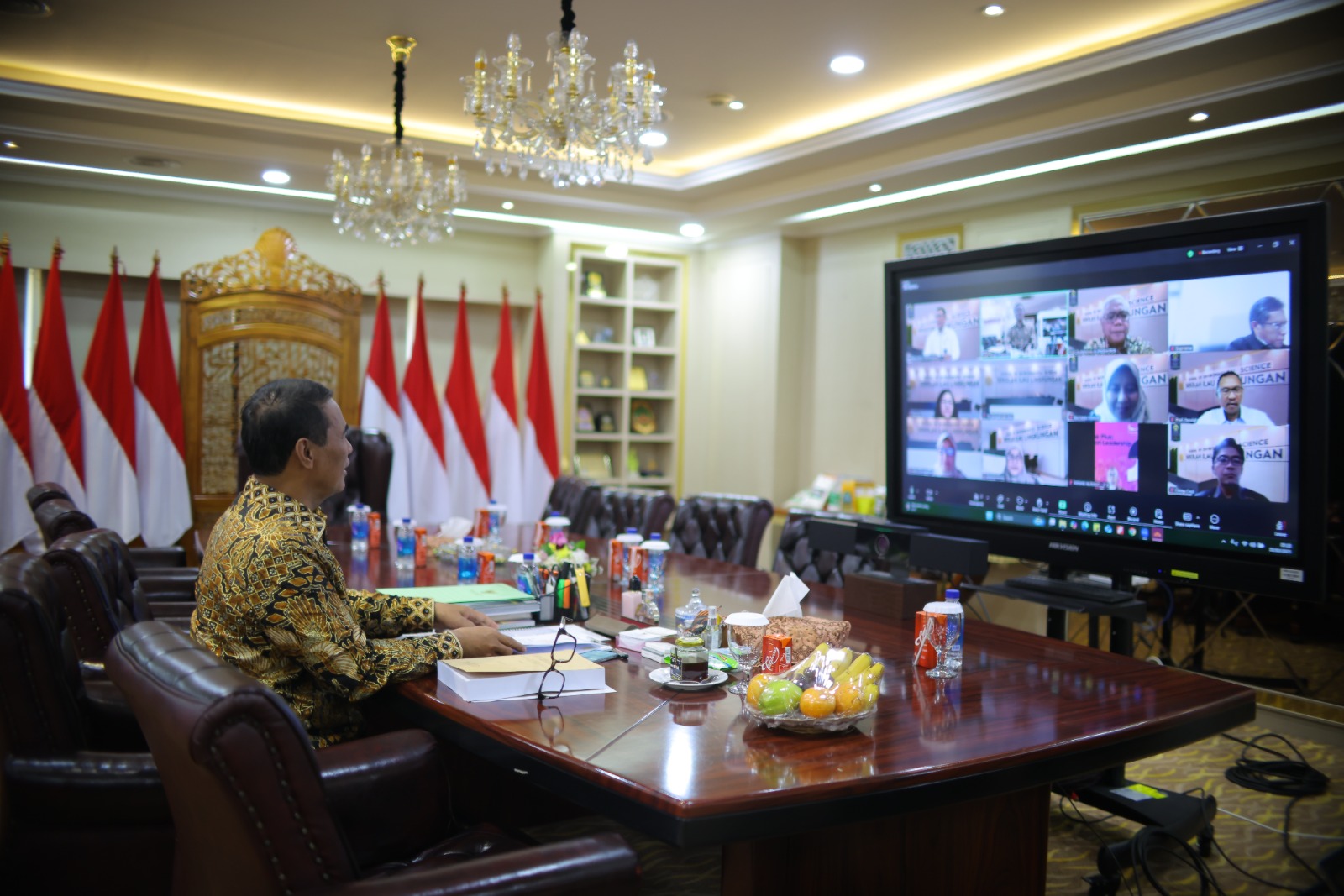 Di Tengah Jadwal Padat, Menteri Pertanian Sempatkan Diri Uji Dirut Bulog dalam Sidang Doktor UI Di Tengah Jadwal Padat, Menteri Pertanian Sempatkan Diri Uji Dirut Bulog dalam Sidang Doktor UI. (Foto/istimewa)