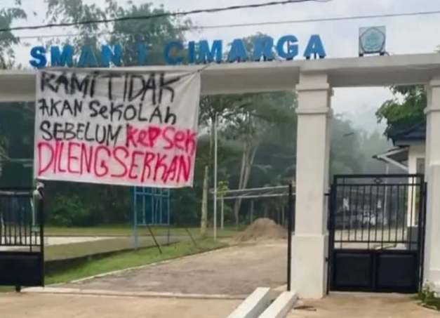 Kepala Sekolah SMAN 1 Cimarga, Lebak, Banten dinonaktifkan karena diduga menampar siswa yang merokok di sekolah. (Foto/Istimewa)