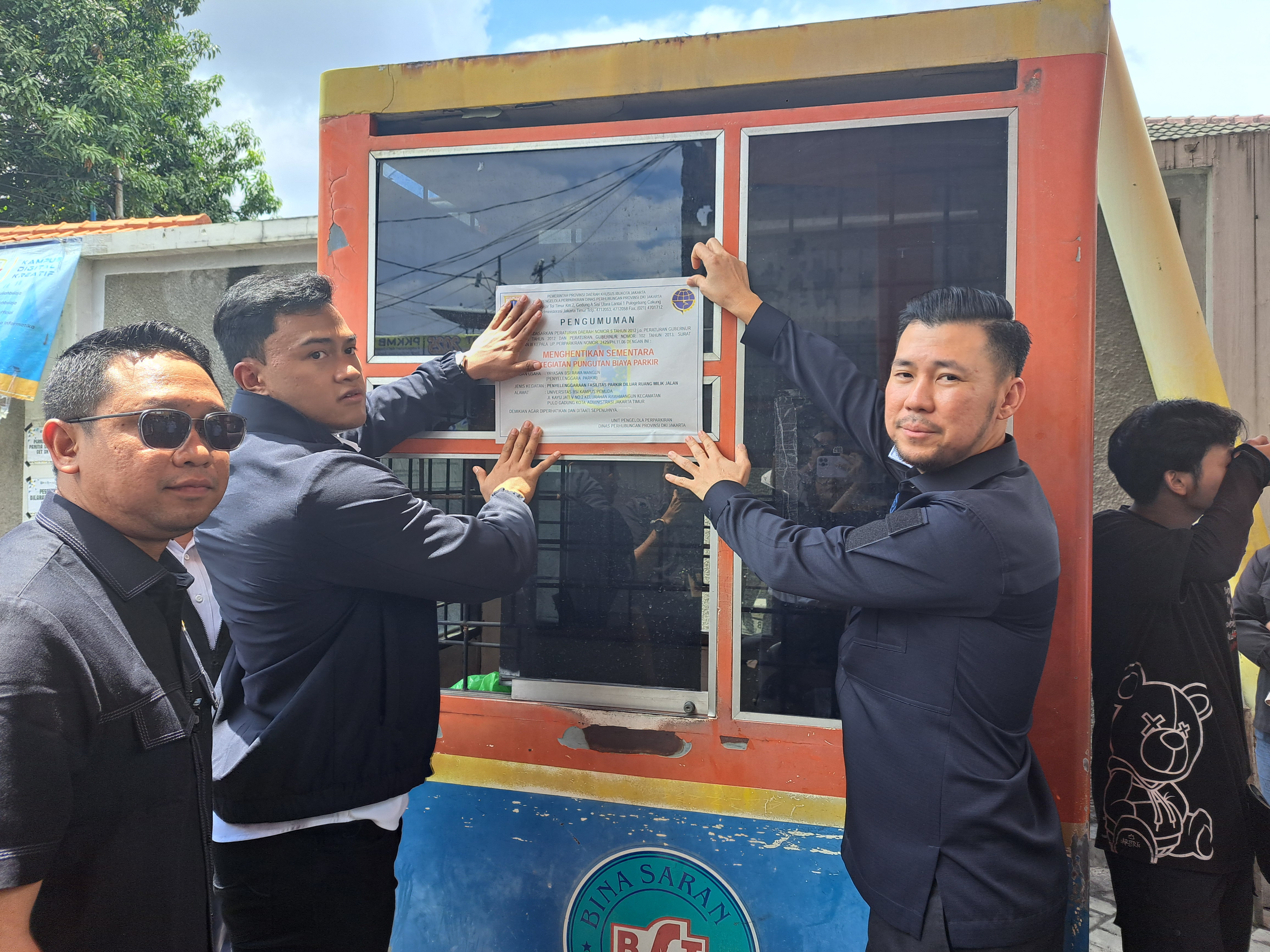 Dishub Jakarta menyegel parkir ilegal. (BeritaNasional/Lydia)