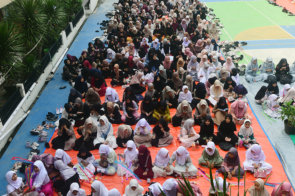 Siswa mengelar doa bersama mengenang sejarah santri pada peringatan hari Santri Nasional. (Beritanasional/Elvis Sendouw)