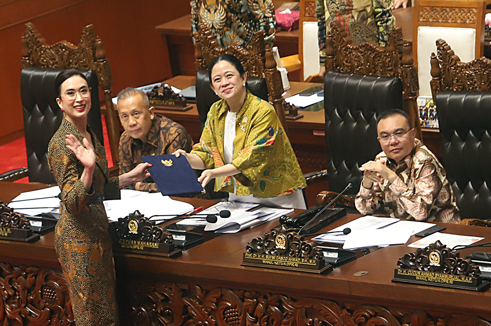 Menteri Pariwisata Widiyanti Putri Wardhana memberikan berkas pendapat akhir saat Rapat Paripurna Ke-6 DPR Masa Persidangan I Tahun 2025-2026. (BeritaNasional/Elvis Sendouw)