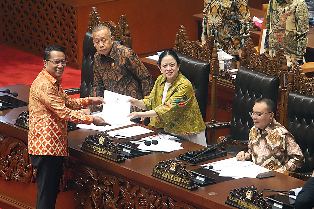 Menteri Hukum Supratman Andi Agtas (kiri) berkas pendapat akhir  saat Rapat Paripurna Ke-6 DPR Masa Persidangan I Tahun 2025-2026. (BeritaNasional/Elvis Sendouw)