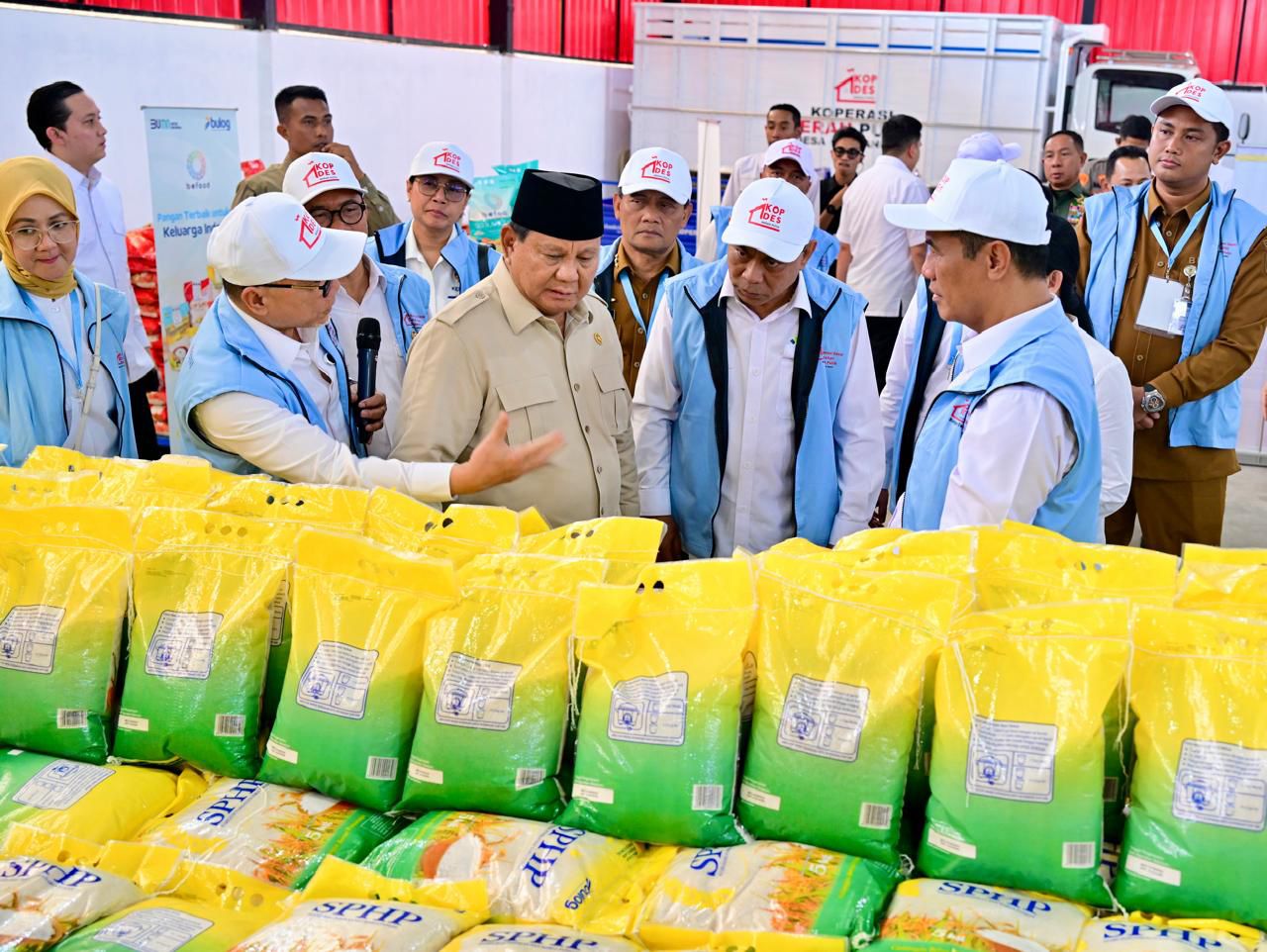 Dukung Arah Kebijakan Presiden, Bulog Perkuat Ketahanan, Ketersediaan dan Infrastruktur Pangan Nasional Presiden Prabowo Subianto mengecek beras SPHP. (Foto/Bulog)