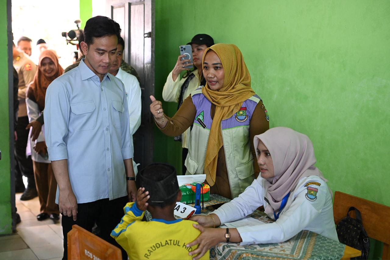 Wapres Gibran Rakabuming meninjau langsung pelaksanaan Pemeriksaan Kesehatan Gratis (PKG) di Madrasah Ibtidaiyah (MI) Raudlatul Hidayah, Kecamatan Mauk, Kabupaten Tangerang.  (BeritaNasional/Elvis/HO Setwapres)