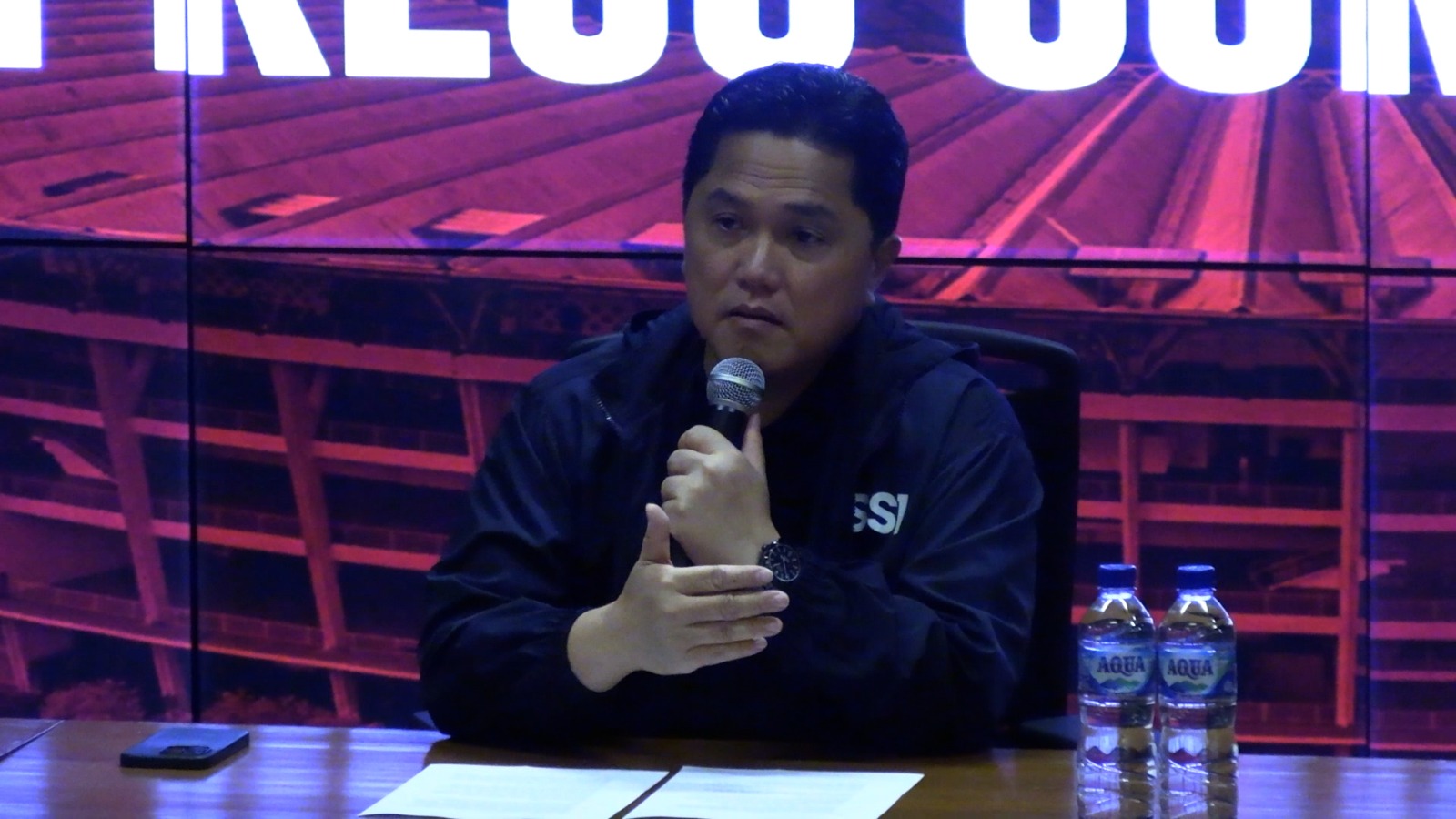Ketum PSSI Erick Thohir saat memberikan keterangan. (BeritaNasional/Satria Ismoyojati)
