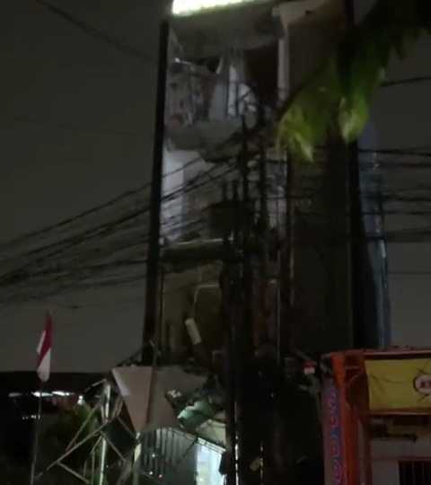 Suasana gedung milik Nucleus Farma di Pondok Aren yang hancurkan akibat ledakan pada Rabu (8/10/2025) malam. (Foto/Ist)