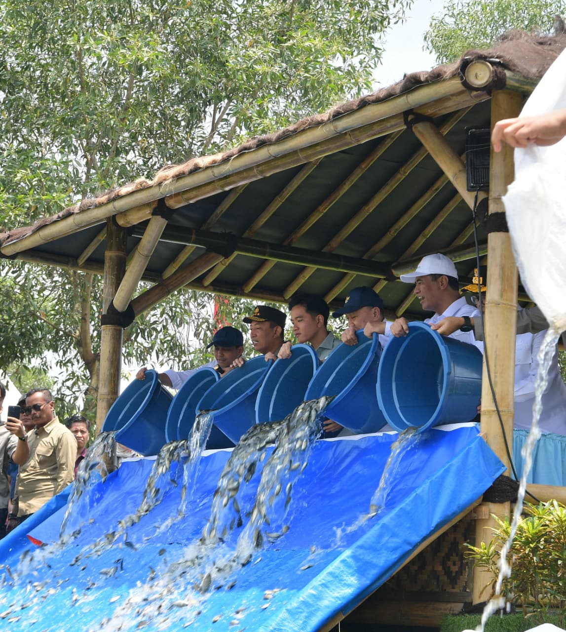 Wapres Gibran Rakabuming Raka (tengah) saat menebar benih ikan di Tangerang. (Foto/Setwapres)