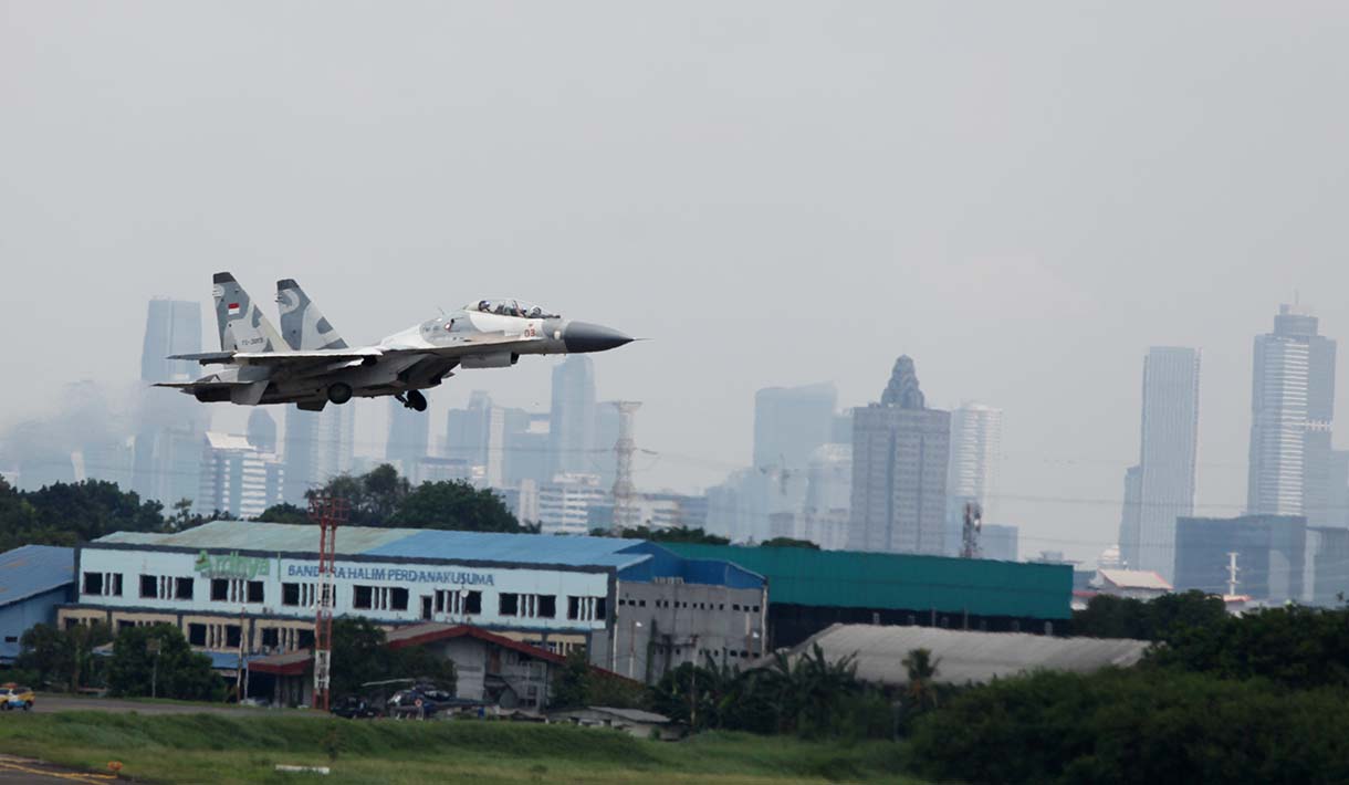 Pesawat tempur Sukhoi SU27/30 lepas landas untuk melakukan gladi demo udara di Lanud Halim Perdanakusuma, Jakarta, Rabu (1/10/2025).    (Beritanasional.com/Oke Atmaja)