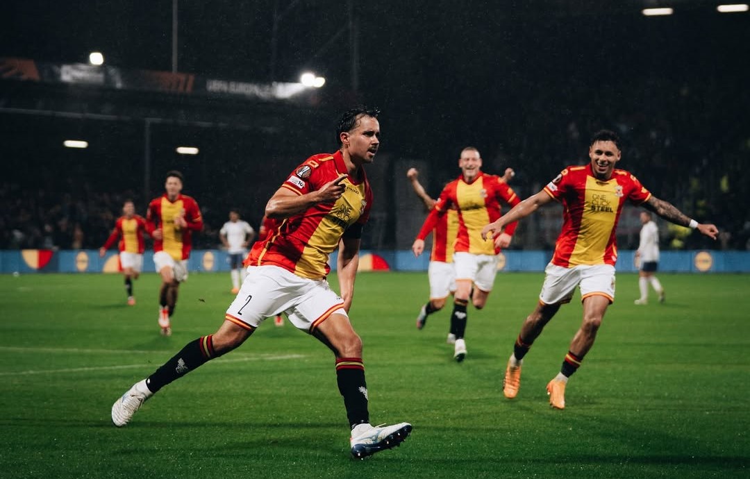 Penggawa Go Ahead Eagles Dean James (kanan) berselebrasi. (Foto/Instagram Go Ahead Eagles)