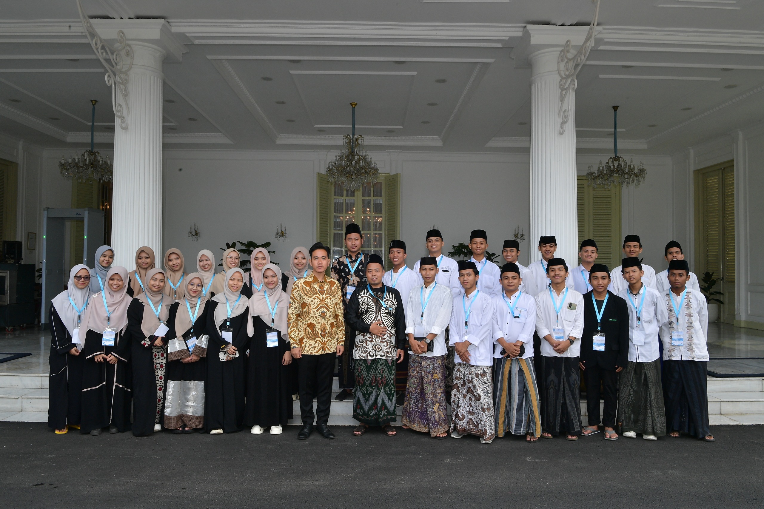 Ratusan santri dari delapan pondok pesantren di Jakarta mengikuti acara bertajuk “Kunjungan Santri ke Istana Wakil Presiden. (BeritaNasional/Elvis/HO Setwapres)