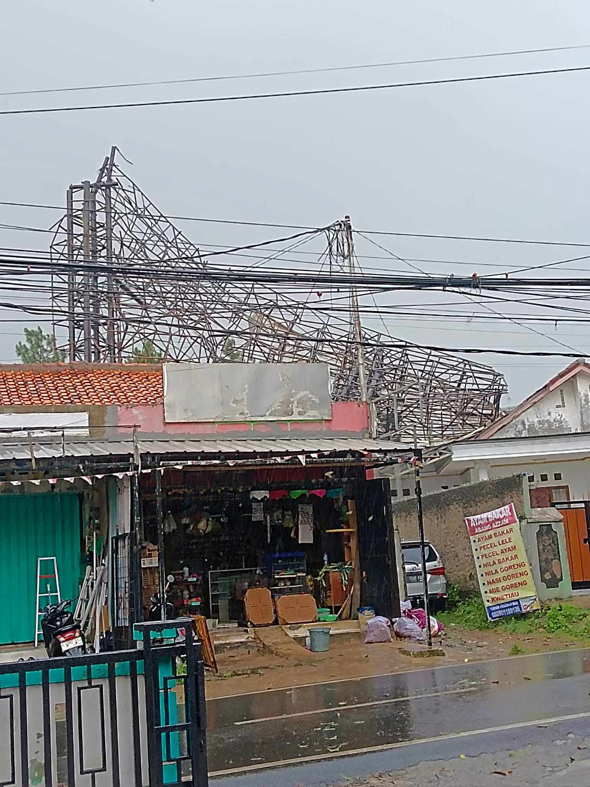 Kontruksi papan reklame roboh di Tangsel akibat hujan dan angin kencang. (BeritaNasional/Bachtiaruddin)