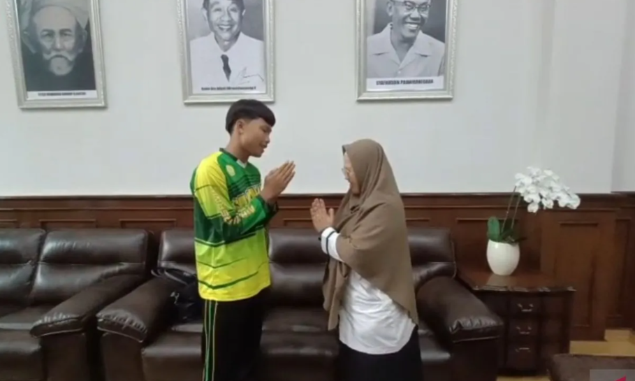 Siswa dan Kepsek SMAN 1 Cimarga saling minta maaf saat dimediasi Gubernur Banten Andra Soni di Serang, Banten. (Foto/Antara)