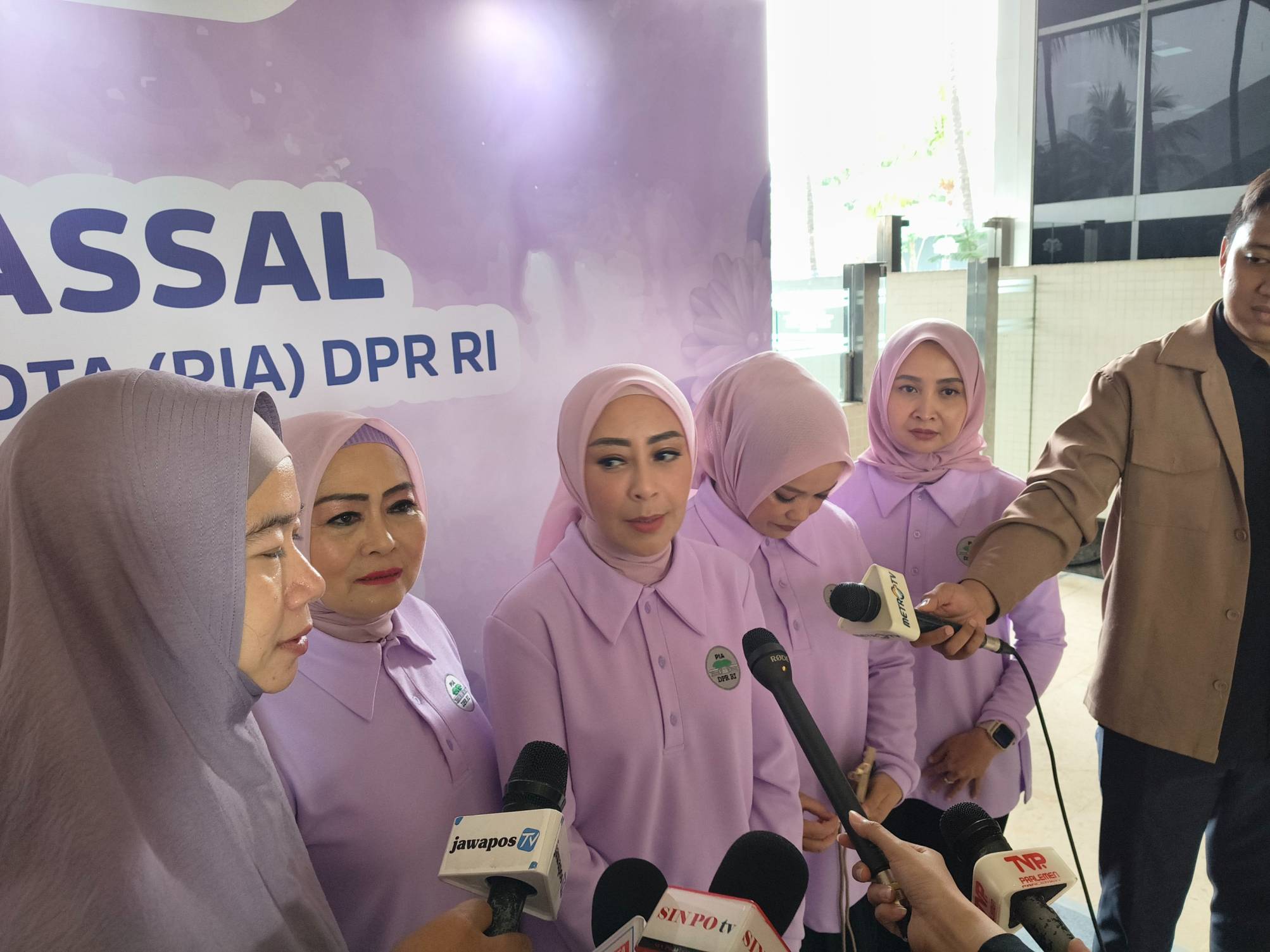 Wakil Ketua PIA DPR Raden Euis Handayani membuka acara Khitanan Massal dalam rangka HUT ke-80 DPR RI. (foto/Ahda)