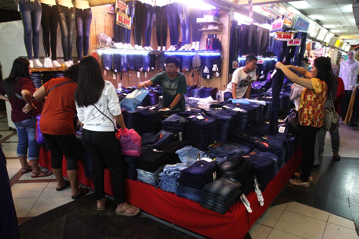 Penjual melayani pembeli di pasar tanah abang, Jakarta, Sabtu (25/10/2025).   (Beritanasional.com/Okeatmaja)