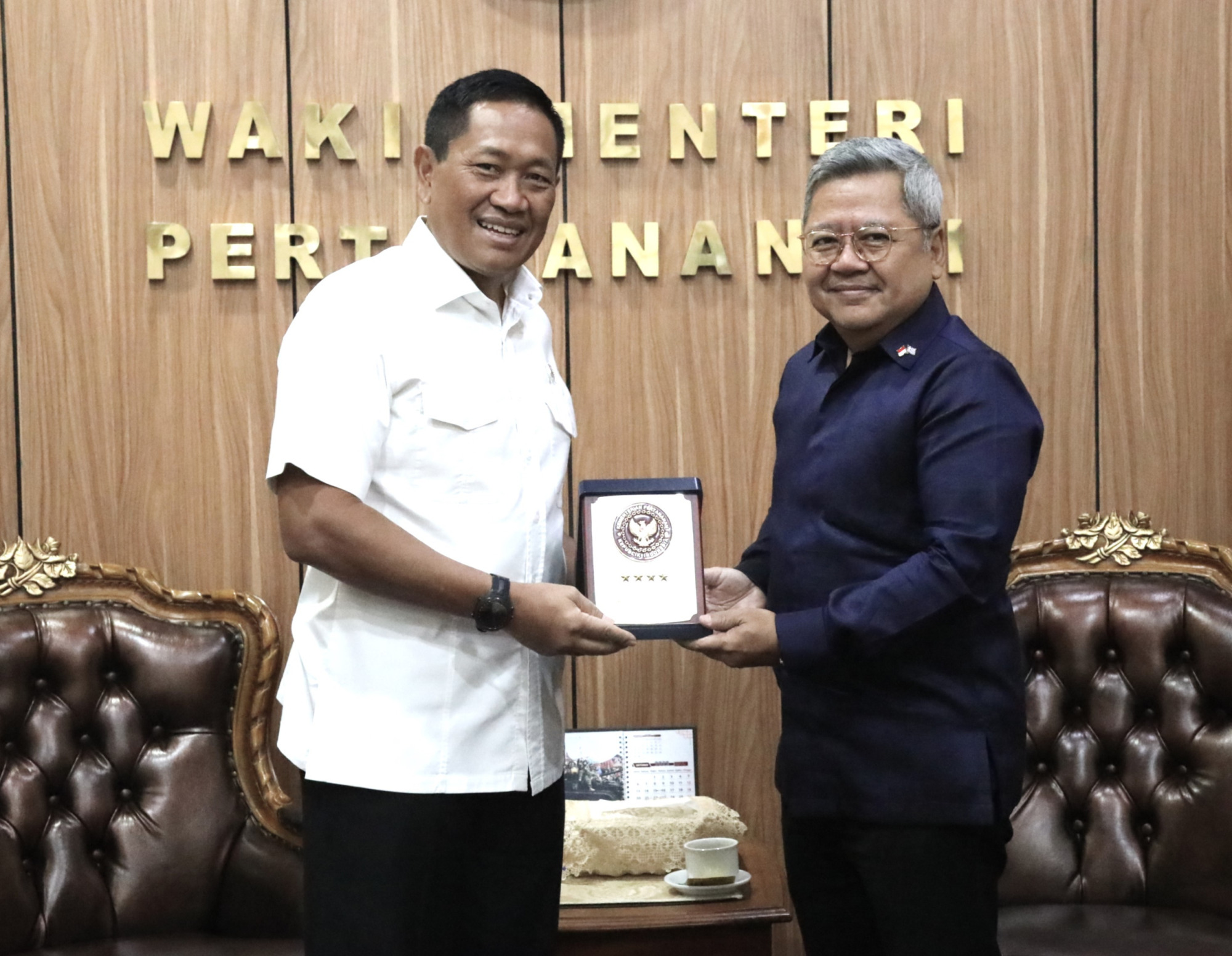 Wamenhan Marsekal Madya TNI (Purn) Donny Ermawa menerima kunjungan Kepala Staf Pertahanan (CDS) Angkatan Bersenjata India, Jenderal Anil Chauhan. (BeritaNasional/dok Wamenhan)