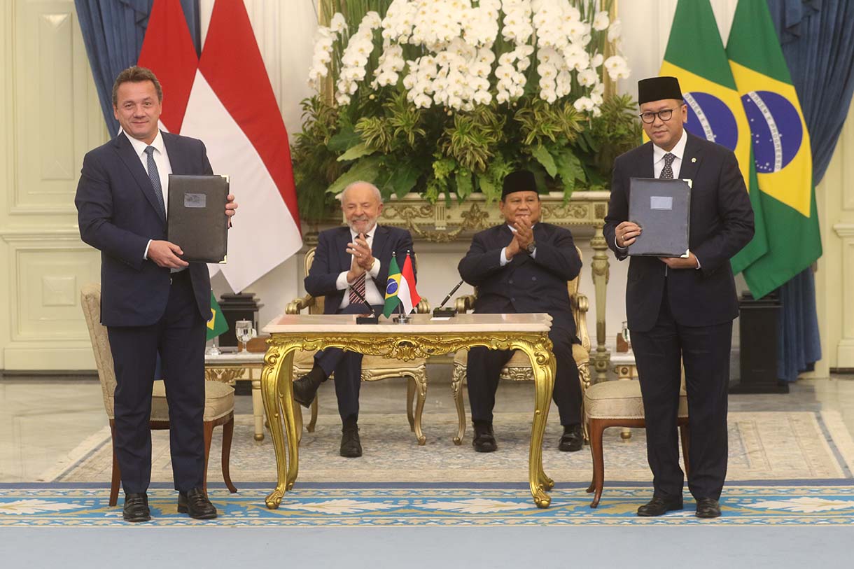 Presiden Prabowo Subianto dan Presiden Brazil Luiz Inácio Lula da Silva menyaksikan penandatanganan MoU antara Danantara dan perusahaan multinasional Brazil, JBS, di Istana Merdeka, Jakarta, Kamis (23/10/2025).(Beritanasional.com/Okeatmaja)