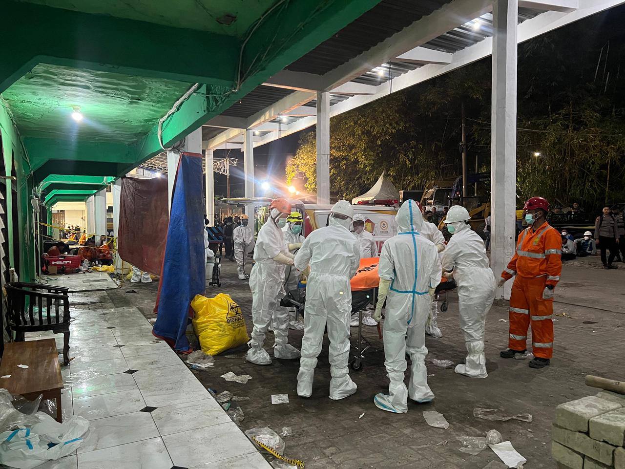 Tim SAR evakuasi jenazah korban ambruknya bangunan Ponpes Al Khoziny. (BeritaNasional/BNPB)