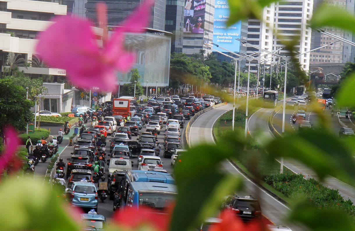 Kendaraan melintas di Kawasan Jalan Jenderal Sudirman, Jakarta, Selasa (14/10/2025).(Beritanasional.com/Oke Atmaja)
