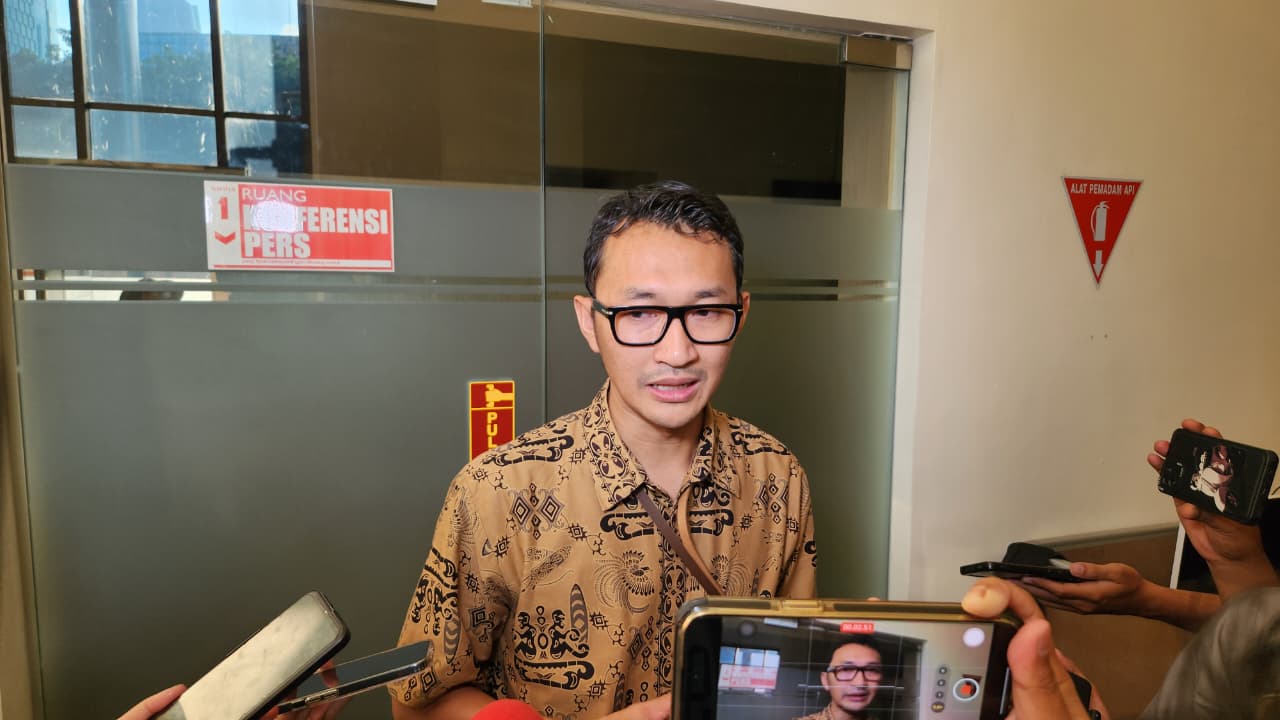 Juru Bicara KPK Budi Prasetyo saat diwawancarai. (Beritanasional/Panji)