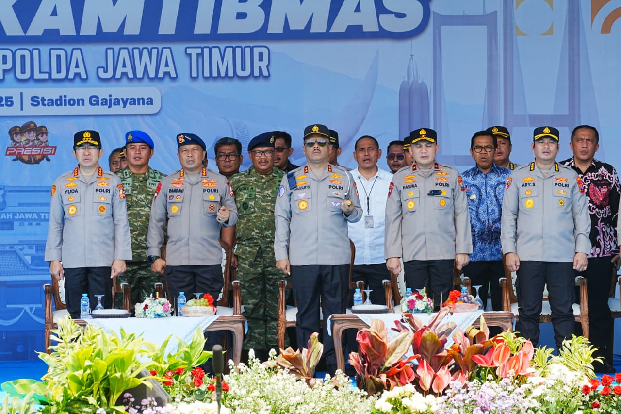 Kakorlantas Polri Irjen Pol Agus Suryonugroho (tengah) saat mengikuti apel Ojol Kamtibmas di Malang. (Foto/Dok Korlantas Polri)