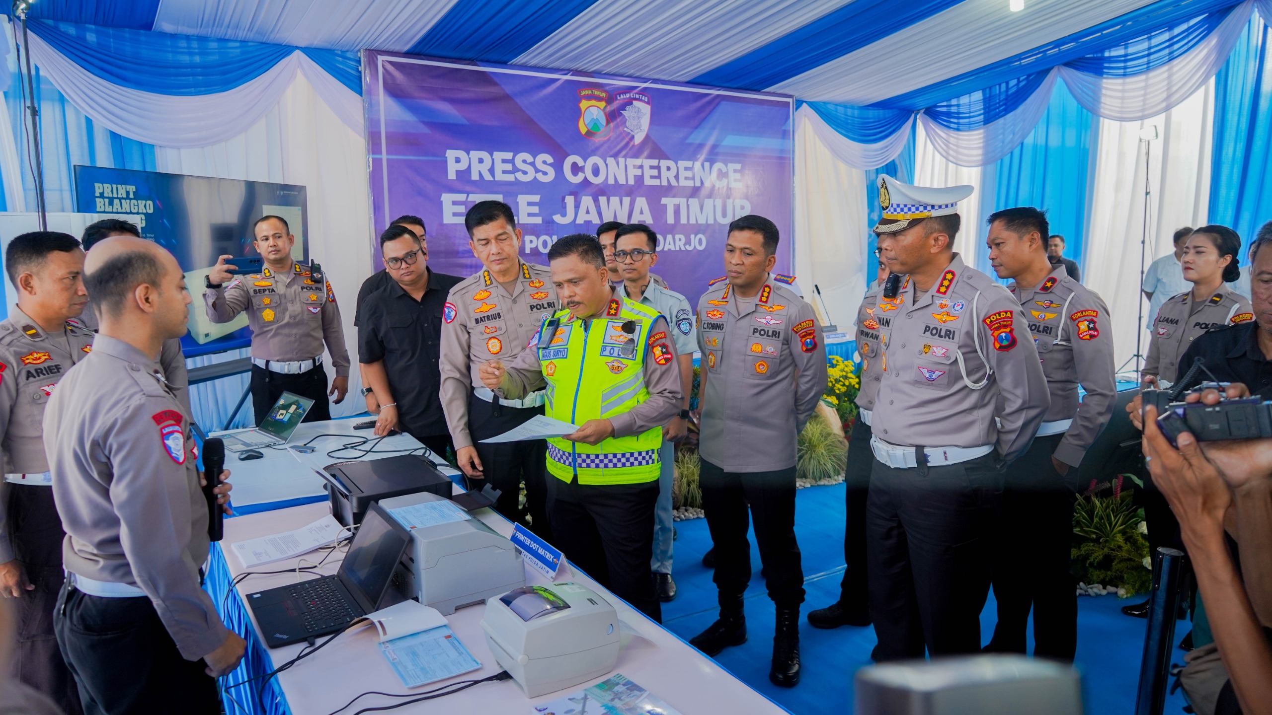 Kakorlantas Pastikan ETLE Bukan Sekadar Sistem, tapi Nyata di Lapangan Kakorlantas Polri Irjen Pol Agus Suryonugroho (tengah) saat melakukan road show kunjungan kerja di beberapa Polda. (Foto/Humas Korlantas)