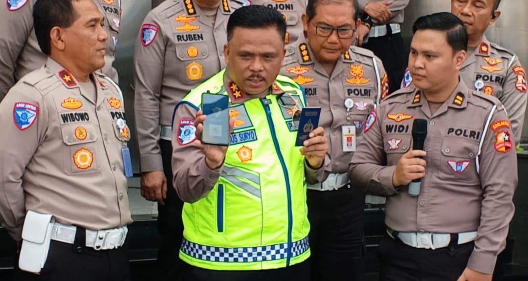 Kakorlantas Polri Irjen Pol Agus Suryonugroho (tengah) saat memberikan pemaparan. (BeritaNasional/Hamdi)