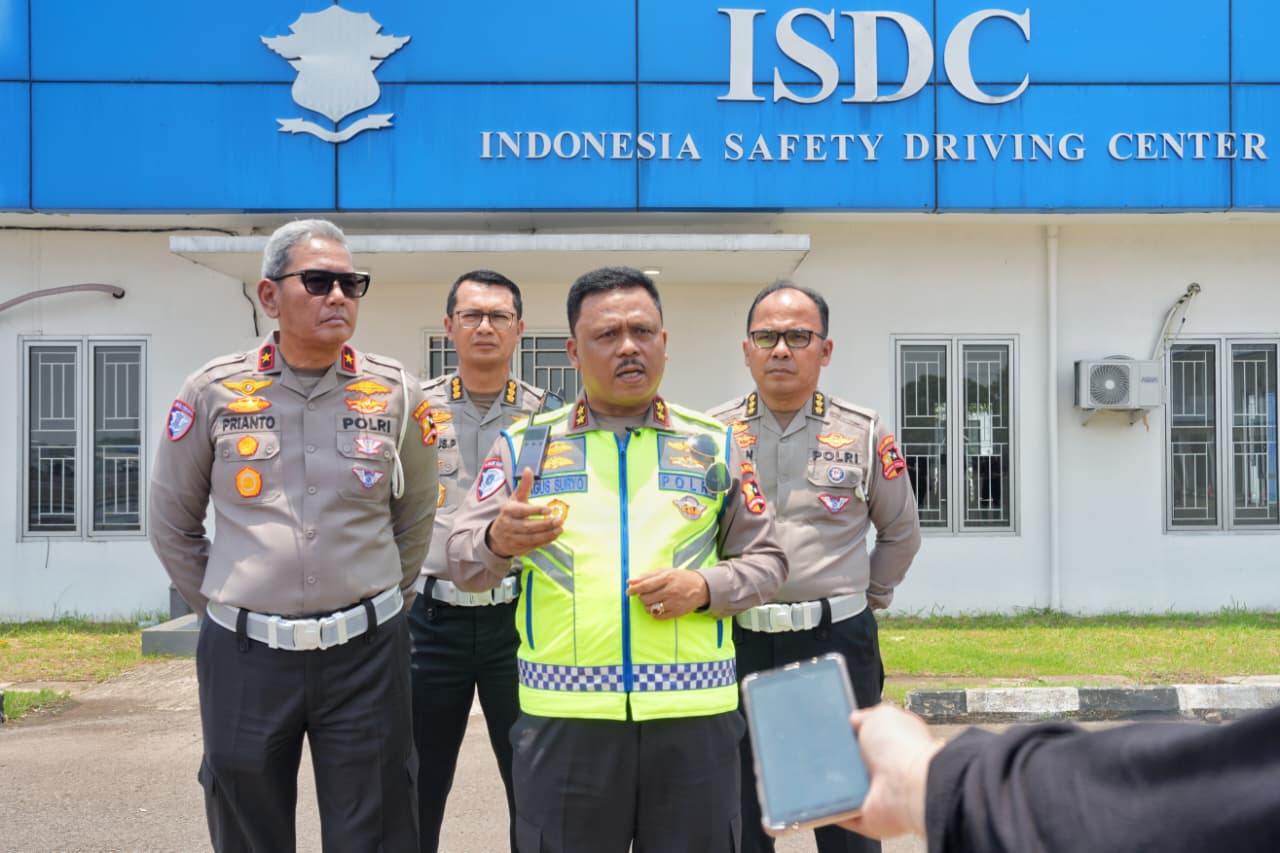 Kakorlantas Polri Irjen Pol Agus Suryonugroho (dua dari kanan) mengunjungi ISDC, Tengarang. (Foto/Istimewa)