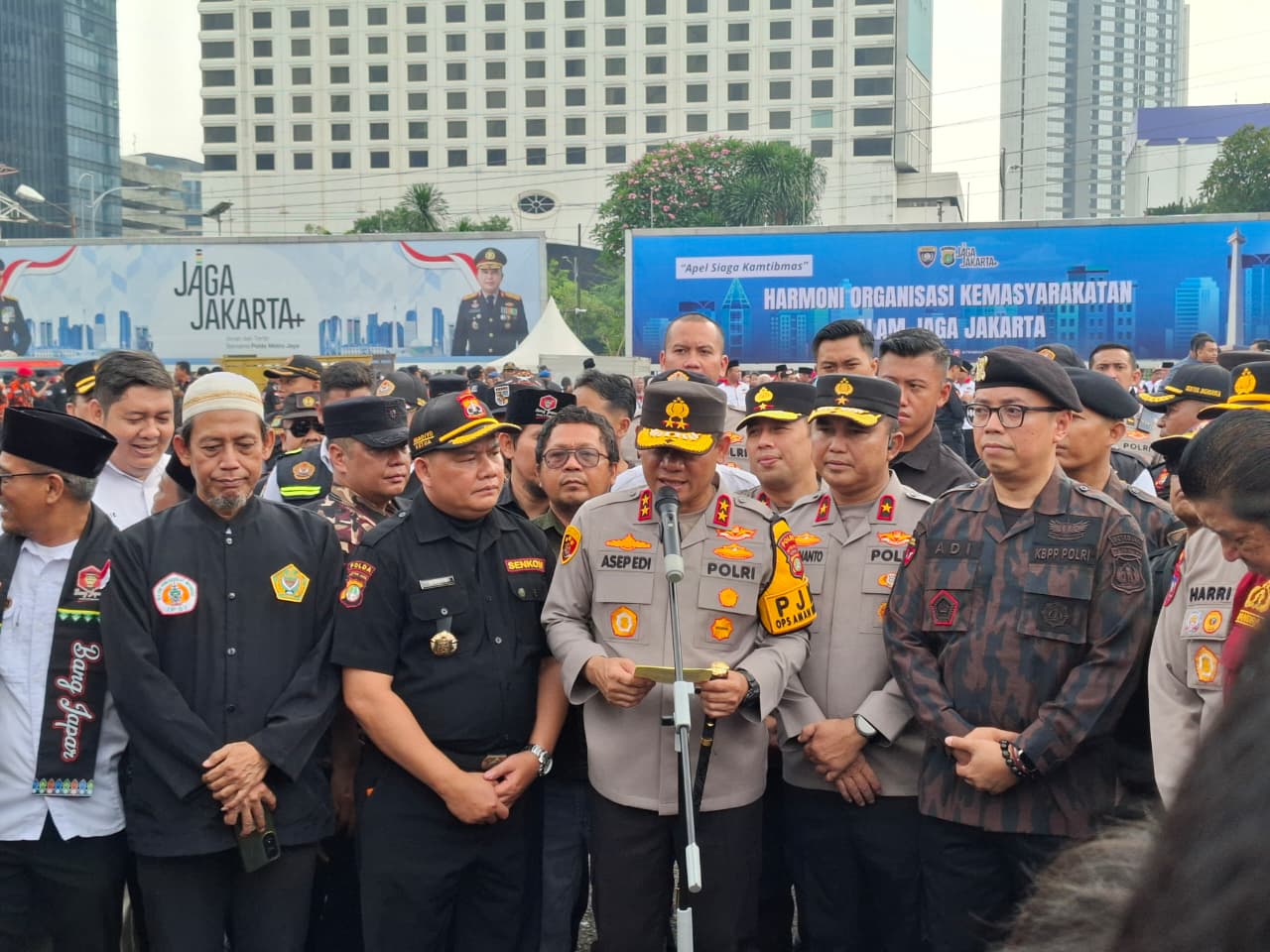 Kapolda Metro Jaya Irjen Asep Edi Suheri (tengah) saat memberikan keterangan. (BeritaNasional/Bachtiarudin Alam)