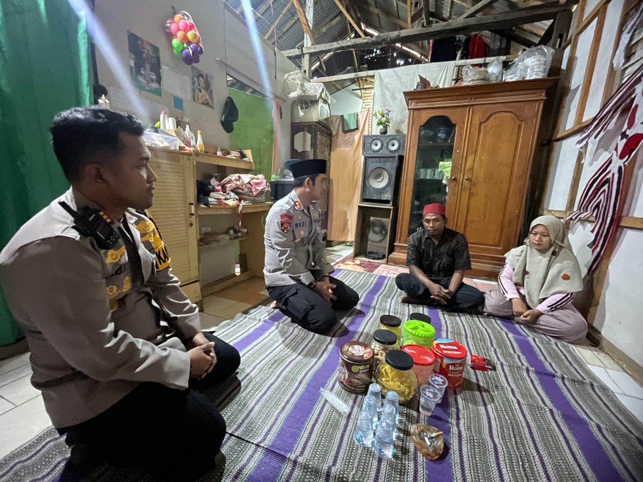 Kapolres Situbondo Beri Santunan kepada Keluarga Korban Atap Ponpes Ambruk di Besuki. (Foto/istimewa)