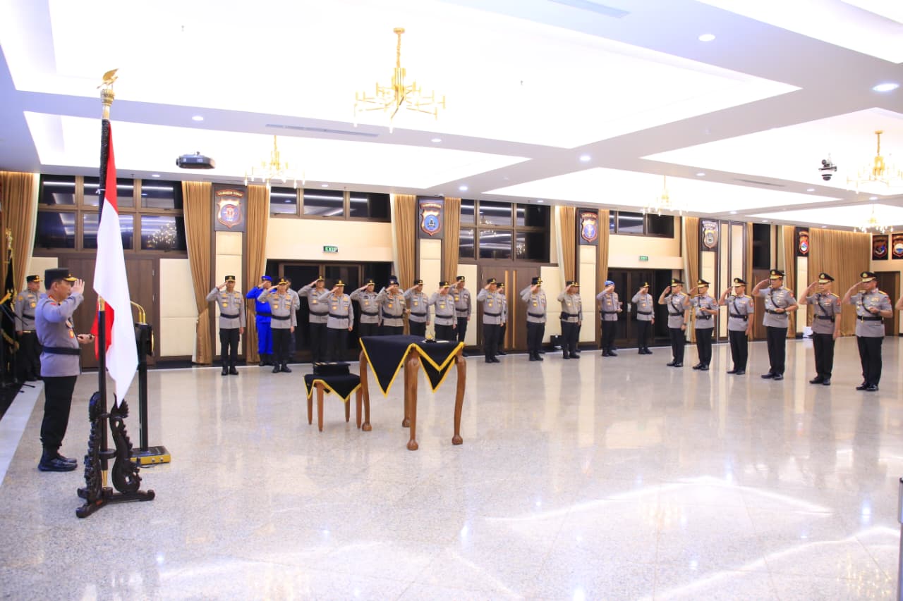 Kapolri pimpin sertijab 10 Perwira Tinggi, ada Kapolda hingga PJU Mabes Polri. (Foto/Divhumas Polri)