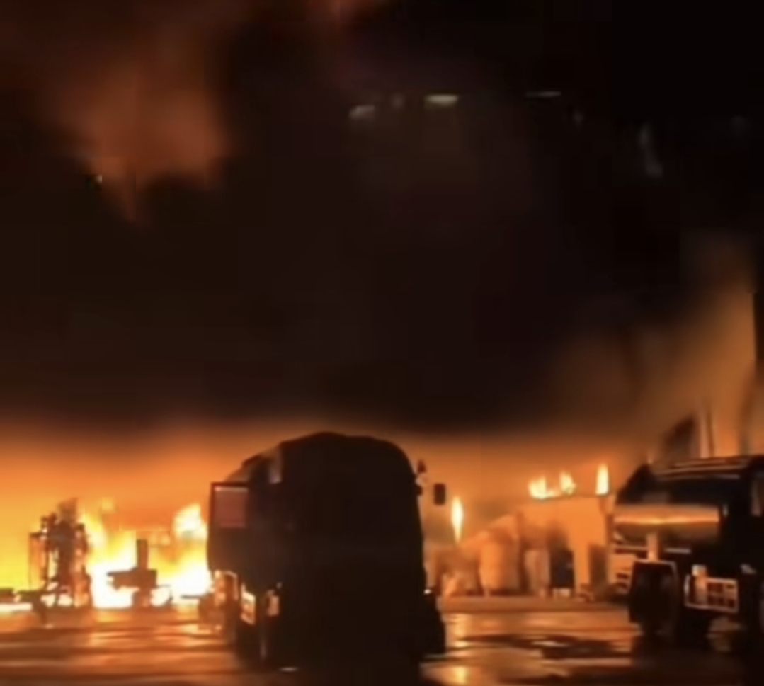 Kebakaran gudang limbah B3 di Karawang, petugas Damkar padamkan api selama 8 jam.(Foto/@tkkslogisticandtrucking)