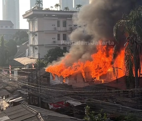 Kebakaran Hebat Lahap Rumah Kontrakan di Karet Pedurenan, 9 Unit Damkar Dikerahkan. (Foto/istimewa)