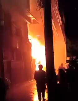 Warga berupaya padamkan api lalap rumah warga di Tamansari Jakbar. (BeritaNasional/tangkapan layar)