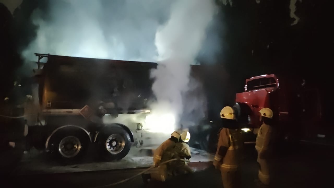Kebakaran truk tangki BBM. (Foto/istimewa)