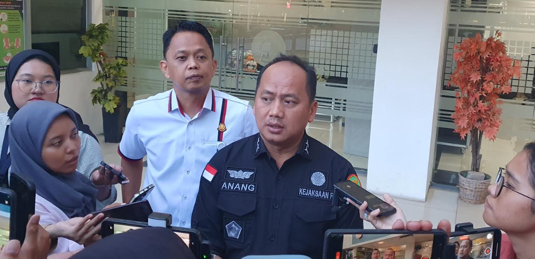 Kapuspenkum Kejagung Anang Supriatna memberikan keterangan kepada wartawan di halaman Kejagung Jakarta. (BeritaNasional/Bachtiaruddin)