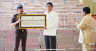 Kejagung Sudah Serahkan Rp15,2 Triliun ke Kas Negara Hasil Penindakan Korupsi 2025 Jaksa Agung Sanitiar Burhanuddin menyerahkan uang Rp15 triliun lebih kepada Menteri Keuangan Purbaya YS disaksikan Presiden Prabowo Subianto (BeritaNasional/dok Kejagung)